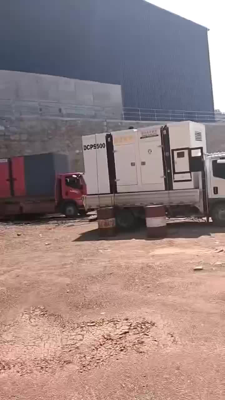 2台静音500KW发电机出租现场发电中