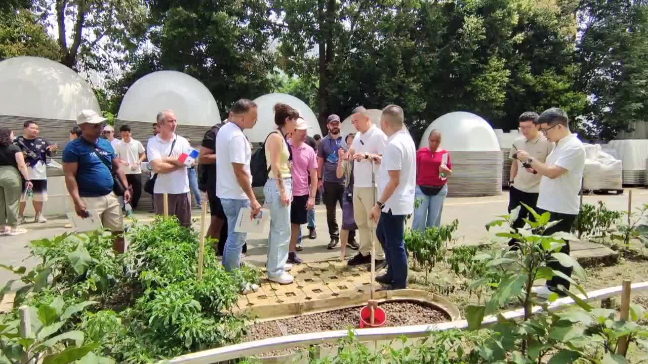 西班牙语学员参观学习玻璃钢沼气池