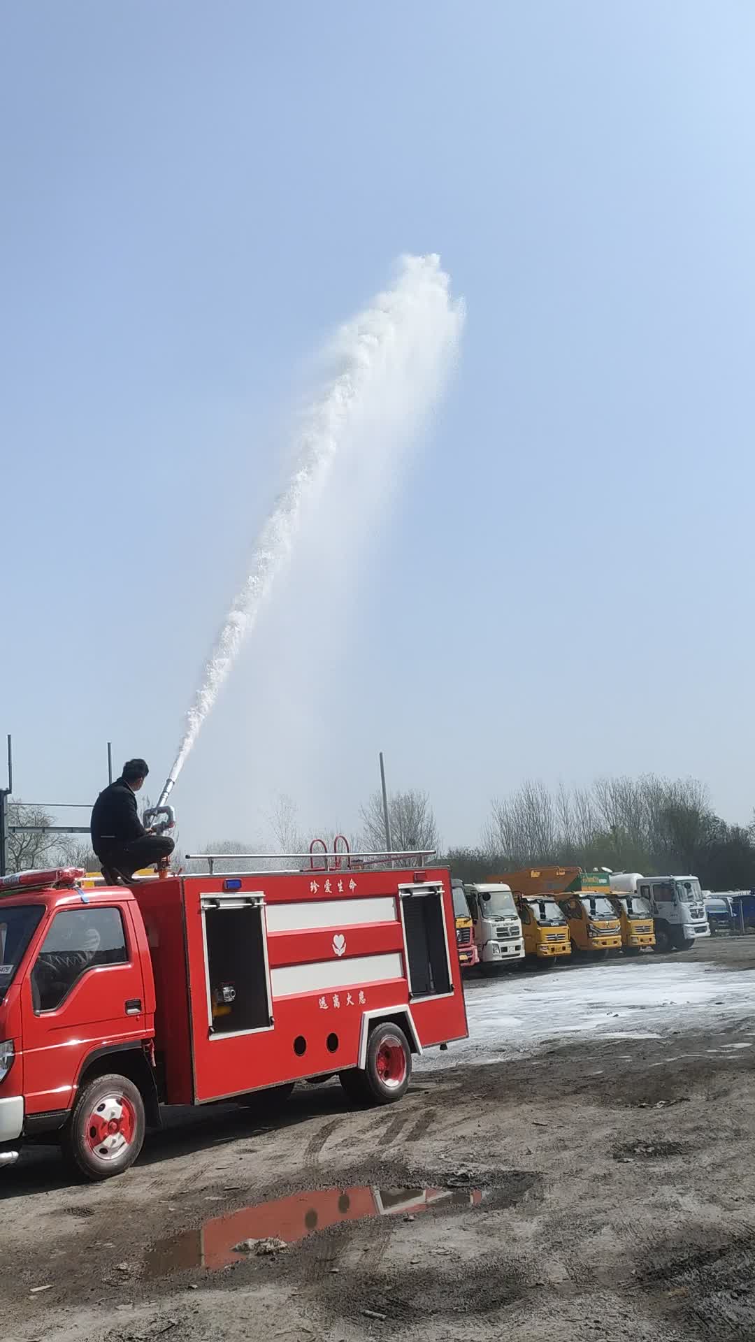 小型泡沫消防车试车视频